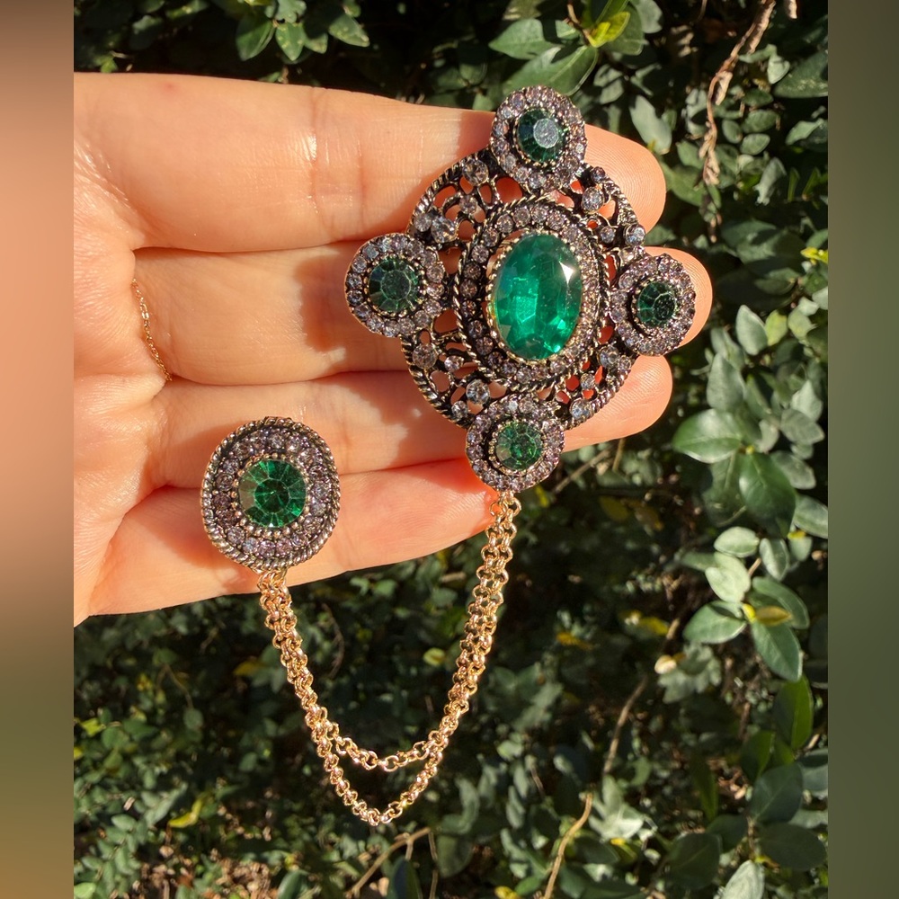 NEW Brooch! Green and Gold Brooch with Chain